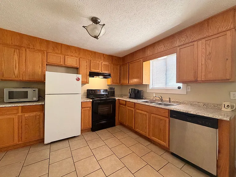 102-104 Welch Pl — Photo 4