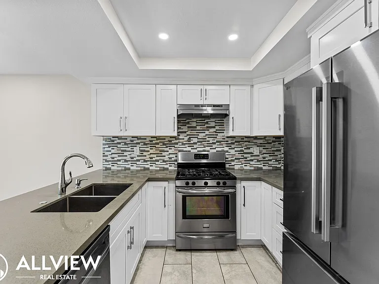 2418 Huntington Street — Photo 7