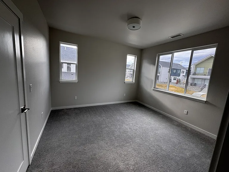 994 E Railroad Ave — Photo 7