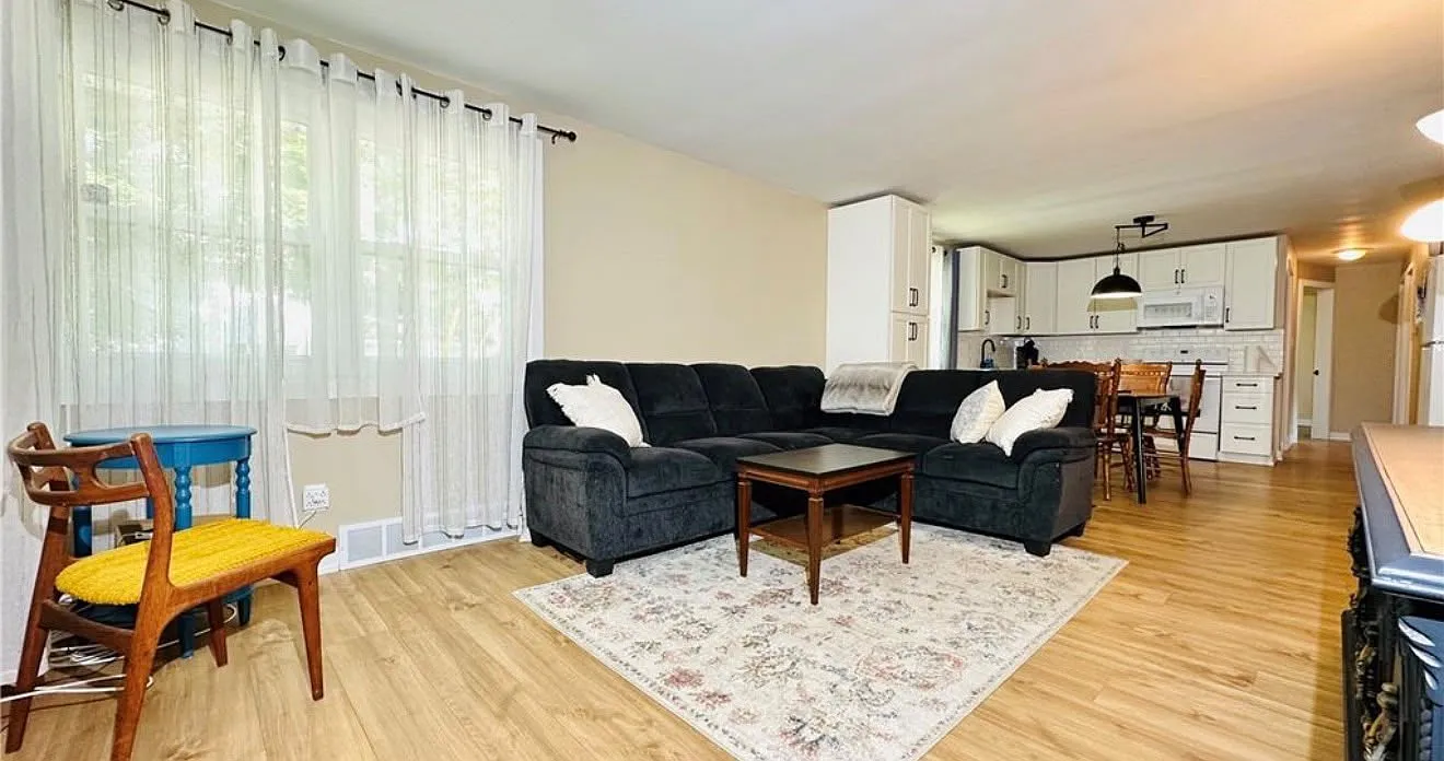 3 bed, 1.5 bath, 1012 sqft, $2,000 — Photo 1