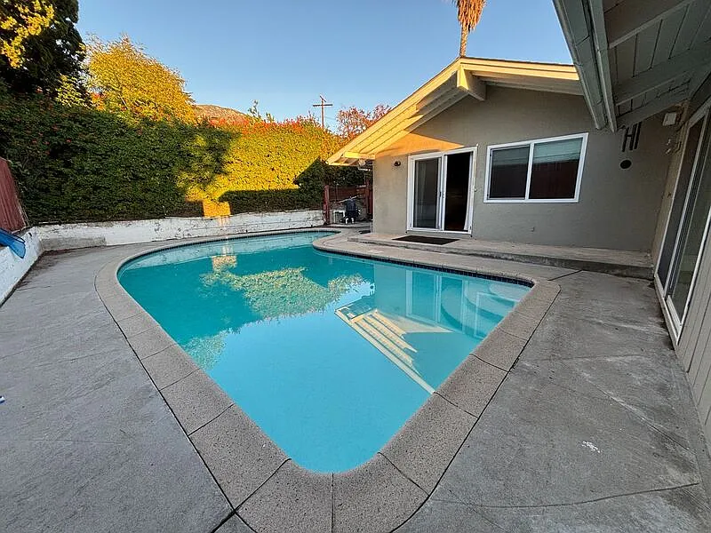 3 bed, 2.0 bath, 1662 sqft — Photo 2