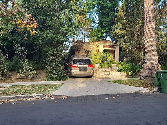 3rd image of 745 1/2 N Genesee Ave