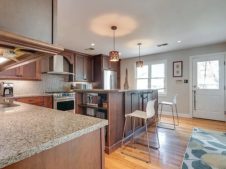 2066 Carr Ave — Photo 9