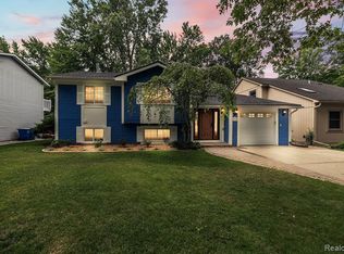 5715 Prentis Rd, Waterford, MI 48327