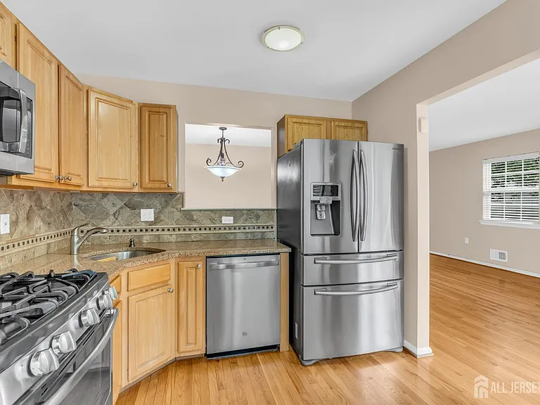 8 Edith Dr — Photo 16