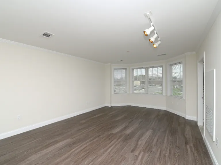 Edgewater Apartments — Photo 9