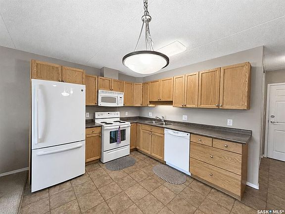 3rd image of UNIT 202-1901 1 1/2 AVENUE W