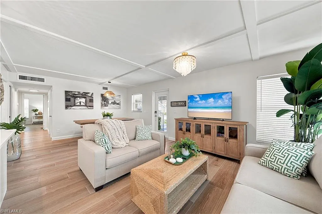 2 bed, 2.0 bath, 1058 sqft, $10,000 — Photo 4