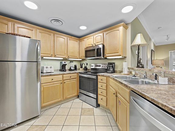 3rd image of 215 Woliss Ln Unit 406