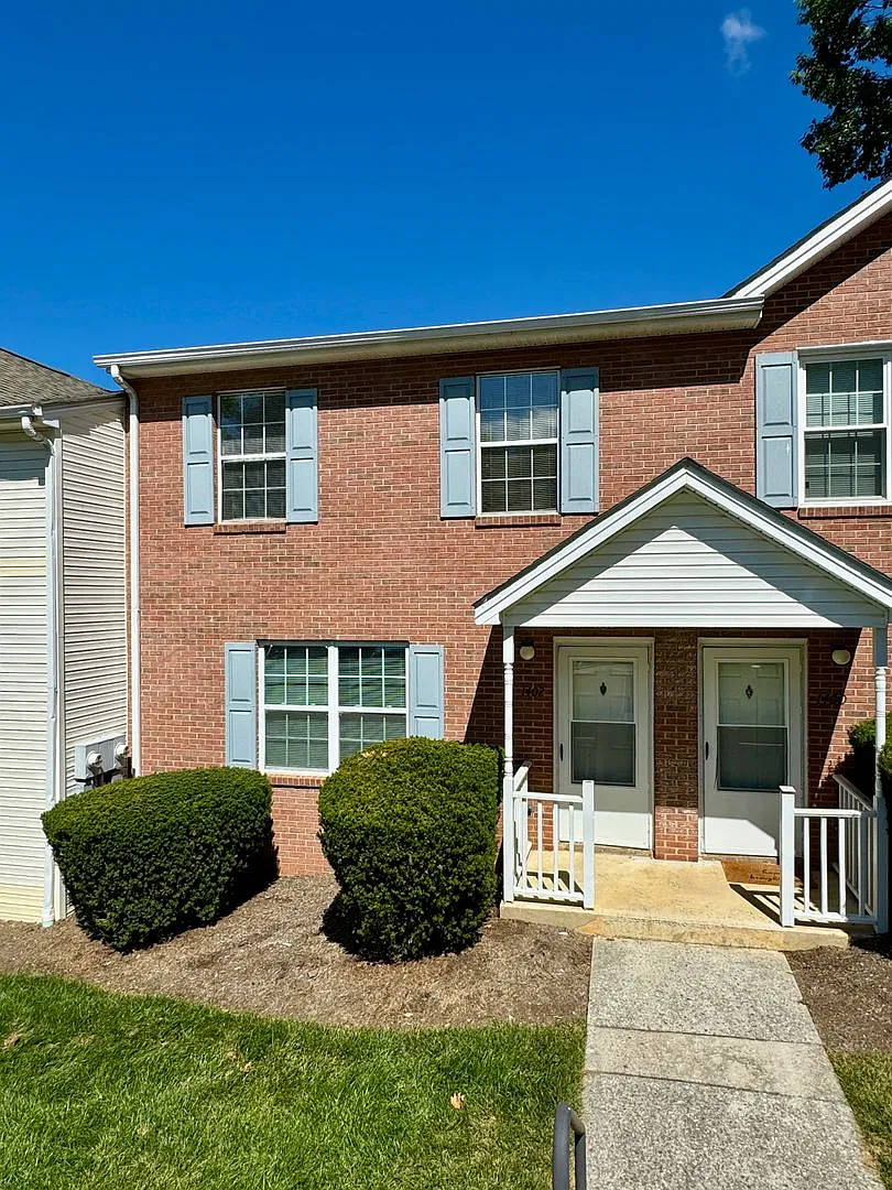 4 Bedroom Townhome Near Patrick Henry Drive — Photo 2