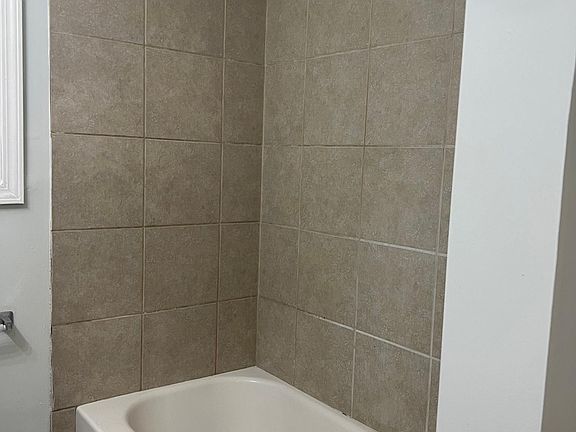 2nd image of 305 W Oak St #D