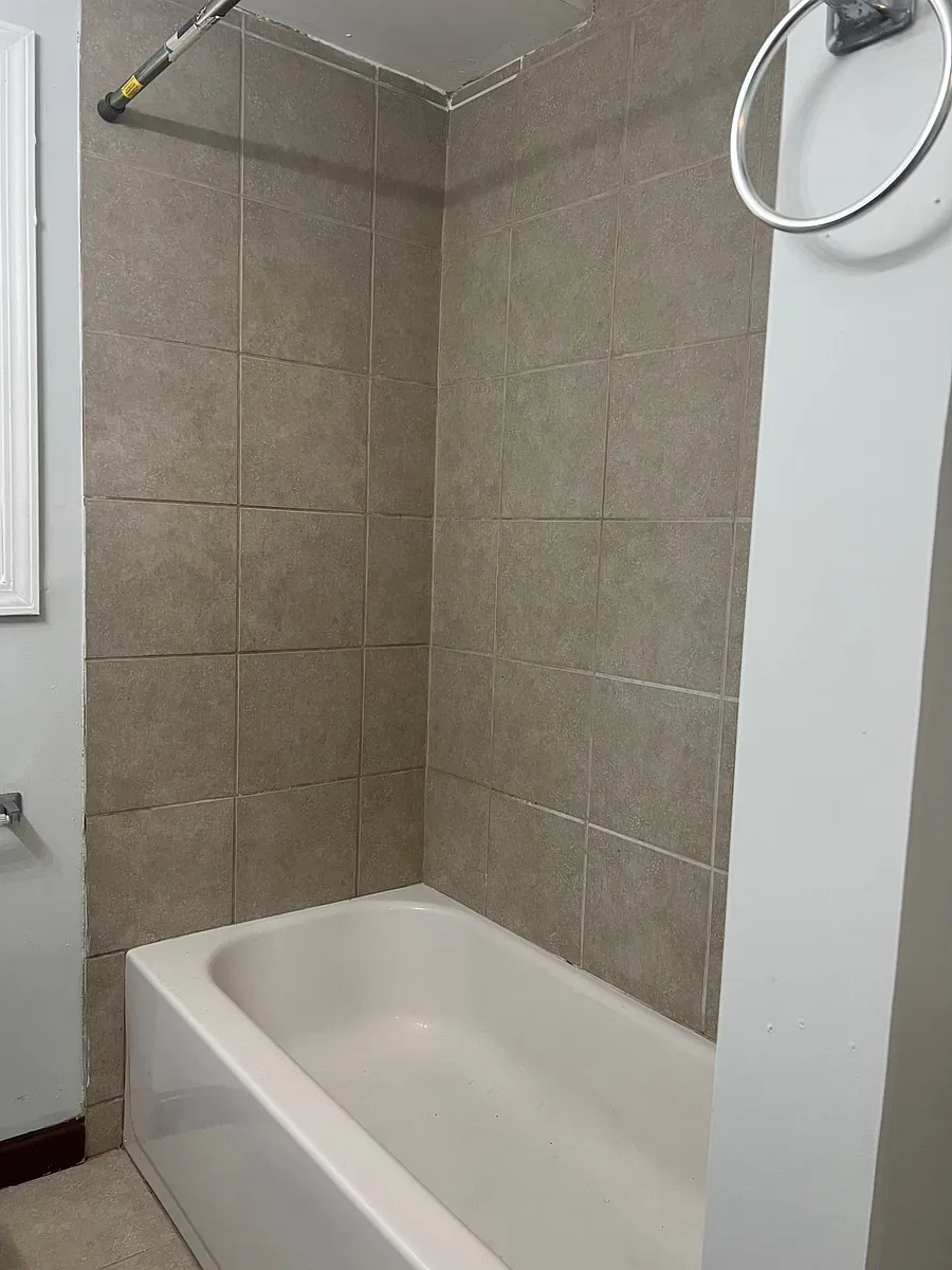 Building Photo - 305 W Oak St #D
