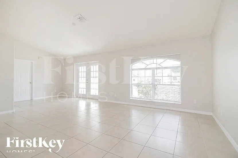 3 bed, 2.5 bath, 1951 sqft, $2,065 — Photo 2