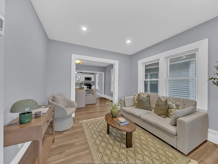 2181 Howard Ave — Photo 2