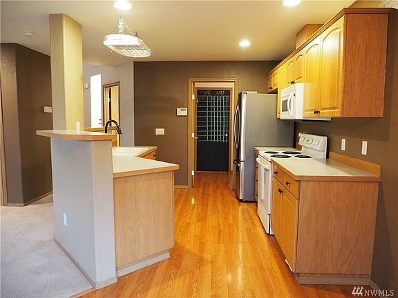5th image of 10923 185th Ave E