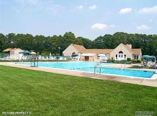 25 Chase Cmns, Yaphank, NY 11980