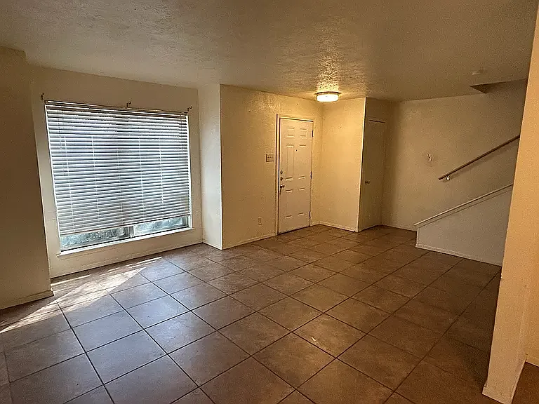 246 Rolling Hills Pl — Photo 4