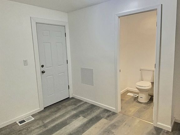 5th image of 806 S Poplar St