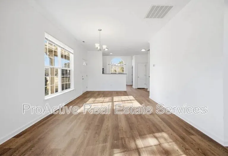 2021 Livingston St — Photo 12