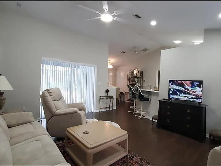2534 N Brentwood Cir — Photo 2