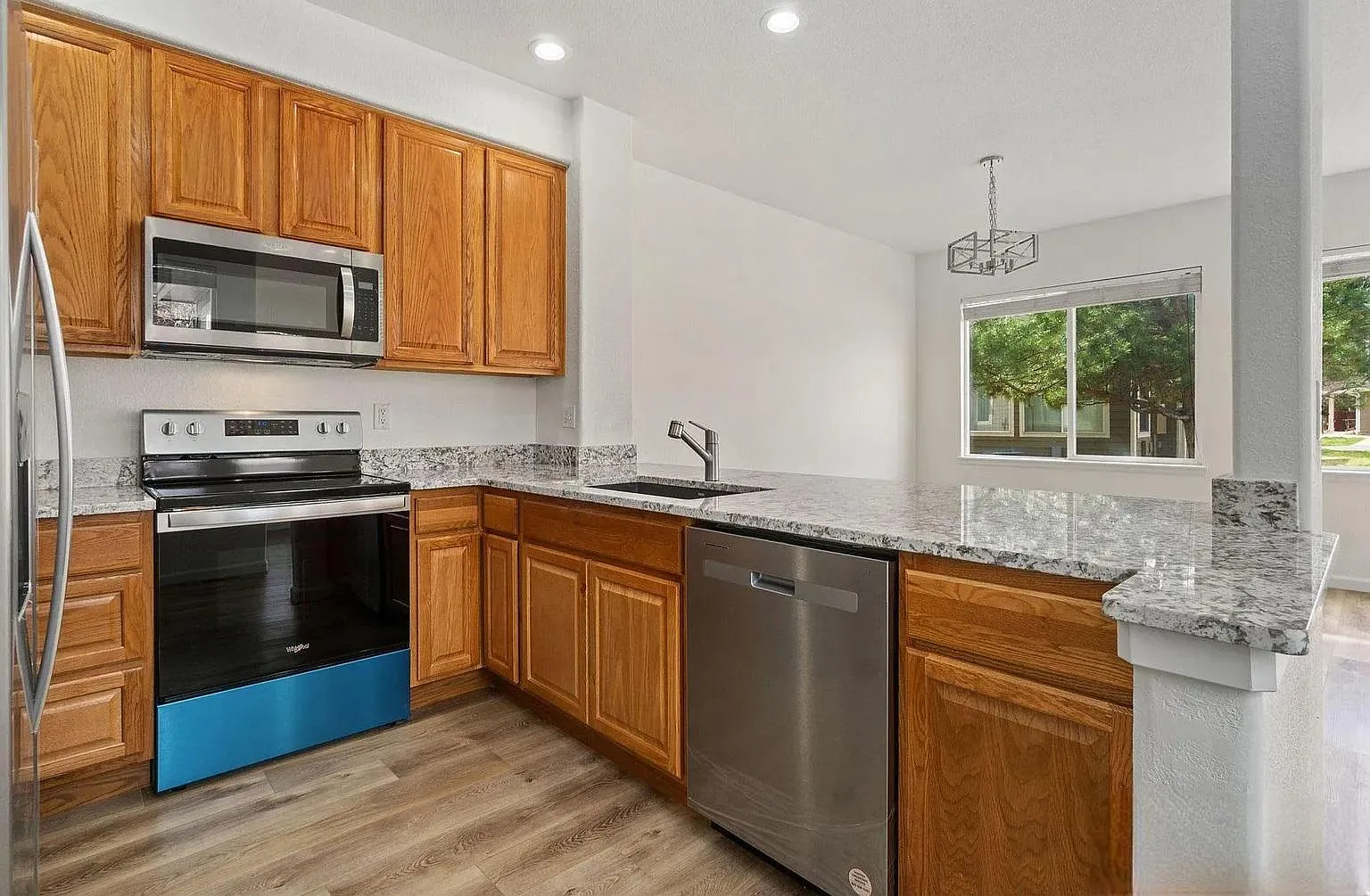 3 bed, 2.5 bath, 2220 sqft, $2,850 — Photo 3