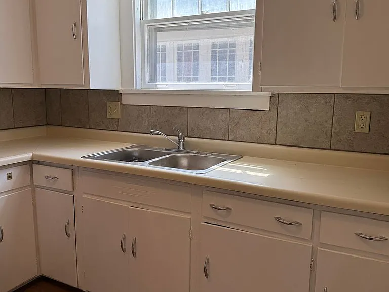 306 N Locust St — Photo 3