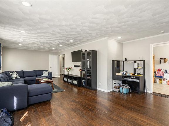 4th image of 556 S Rosemont Rd