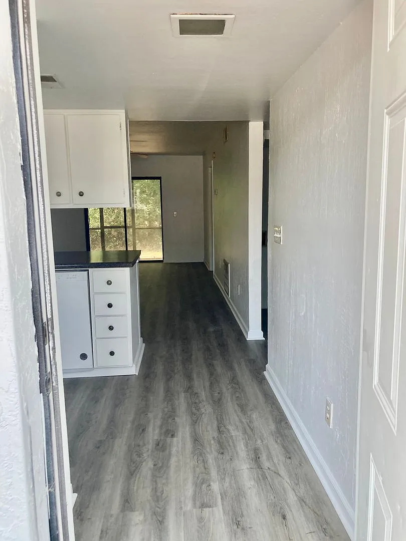 Building Photo - 704 Windsong Cir