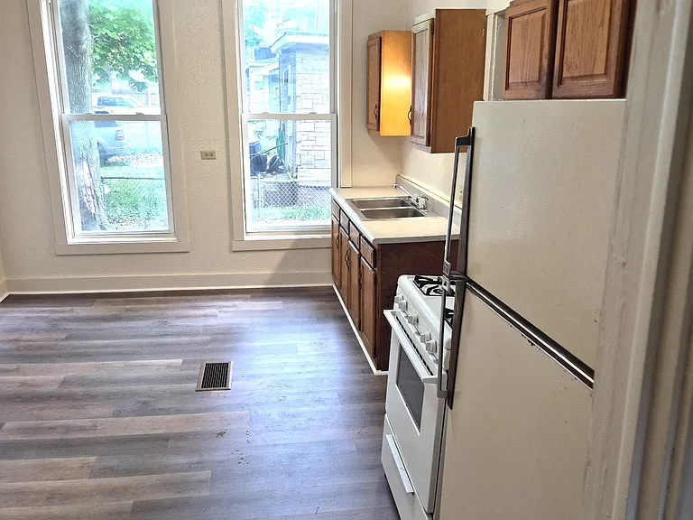 814 E 10th St #2 — Photo 9