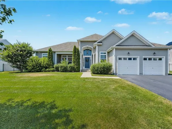 4 Lilac Ln, Ridge, NY 11961