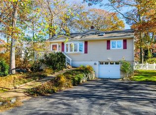 60 Great Neck Rd, Waterford, CT 06385