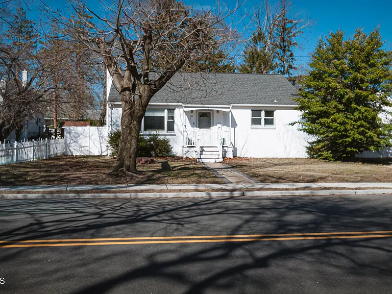 295 Roosevelt Ave — Photo 14
