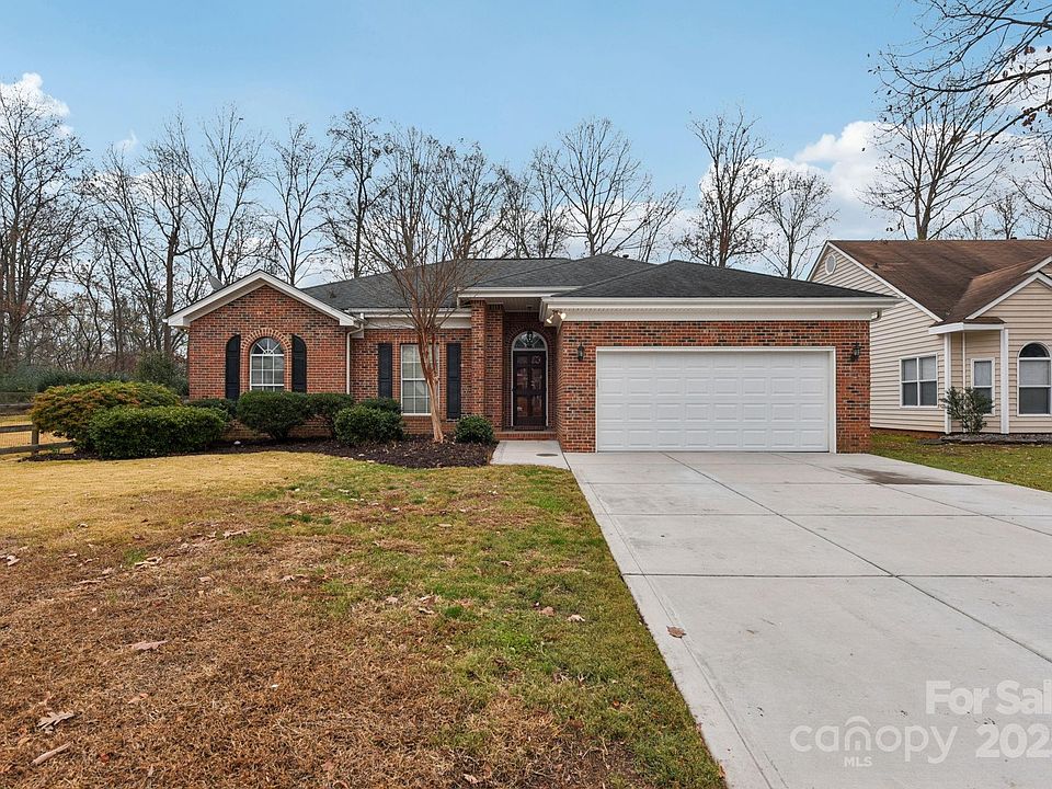 1st image of 121 Ashford Hollow Ln