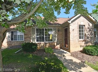 284 Countryside Ct, Highland, MI 48357