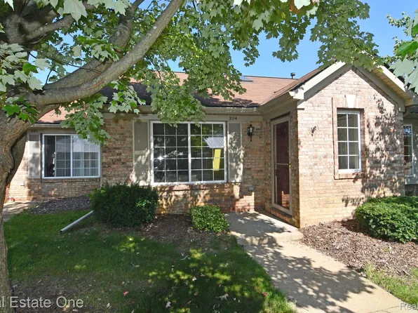 284 Countryside Ct, Highland, MI 48357