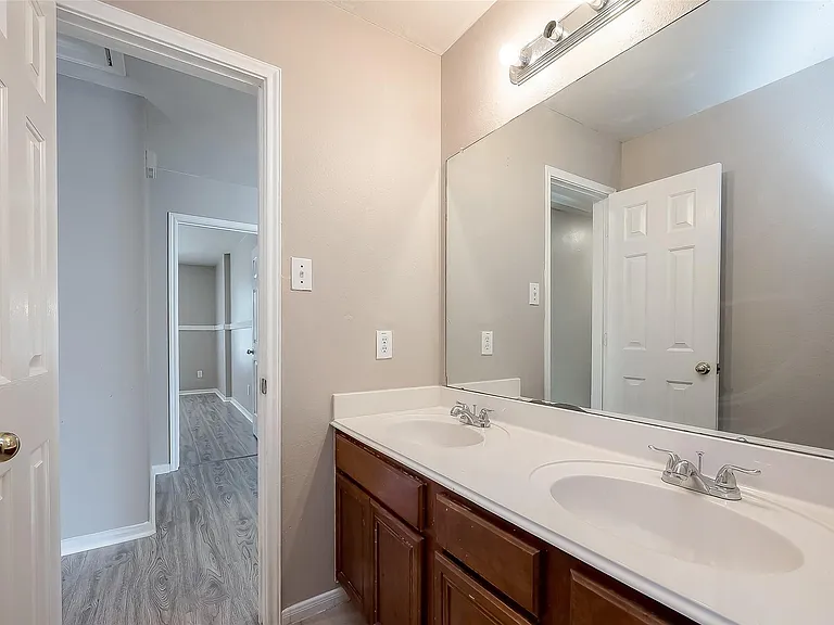 2118 Long Trail Path Ct — Photo 17