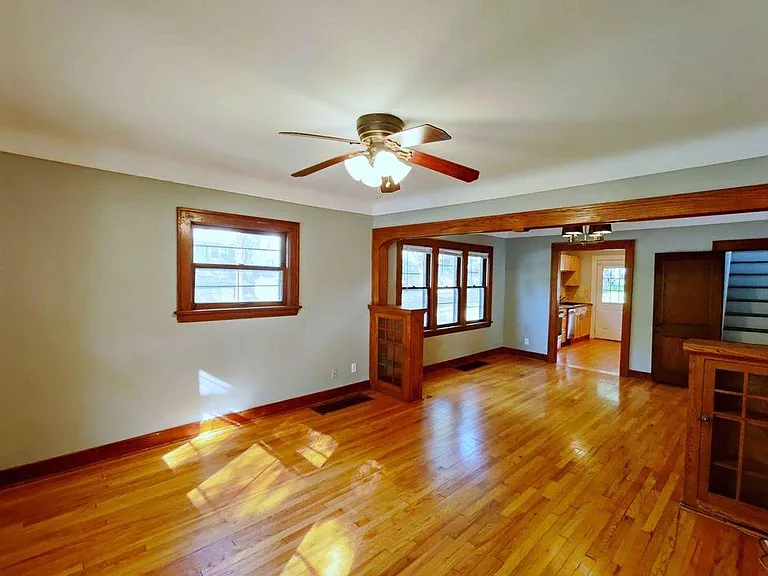 334 Albert St S — Photo 3