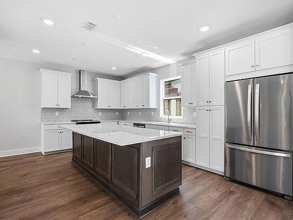 Chef s Kitchen with Eat-In Island