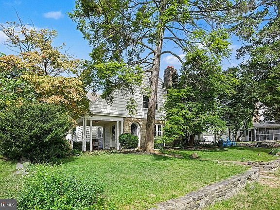3rd image of 1407 Surrey Ln