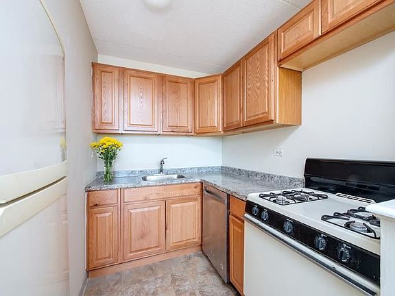 3rd image of 301 Cathedral Pkwy #17J