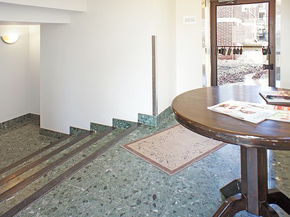 4th image of 230 E 9th St APT 507