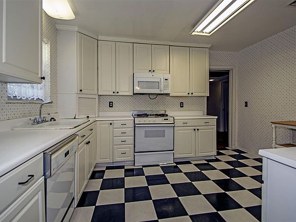5th image of 2600 Yates Ave