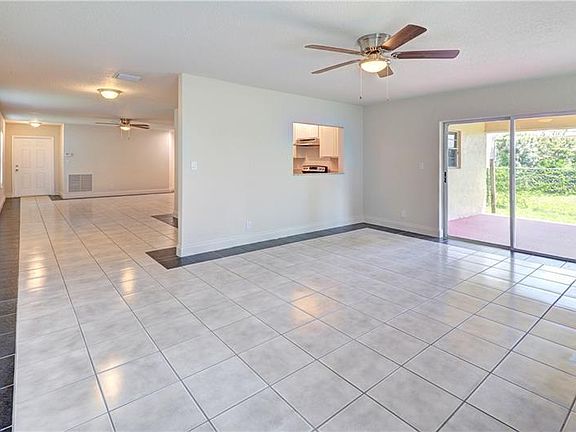 4th image of 380 SW 10th Ct