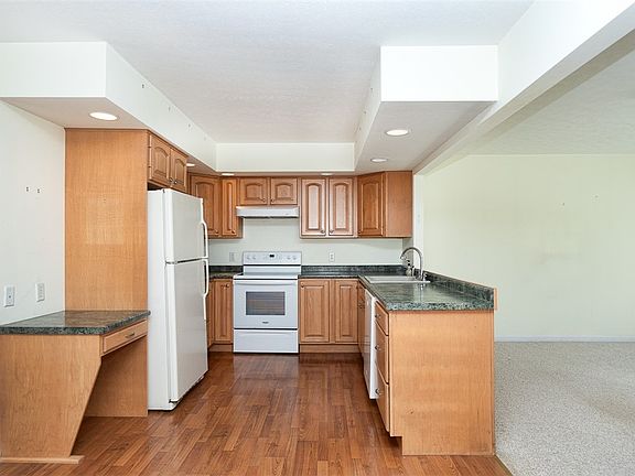 4th image of 12 Hawthorn Cir