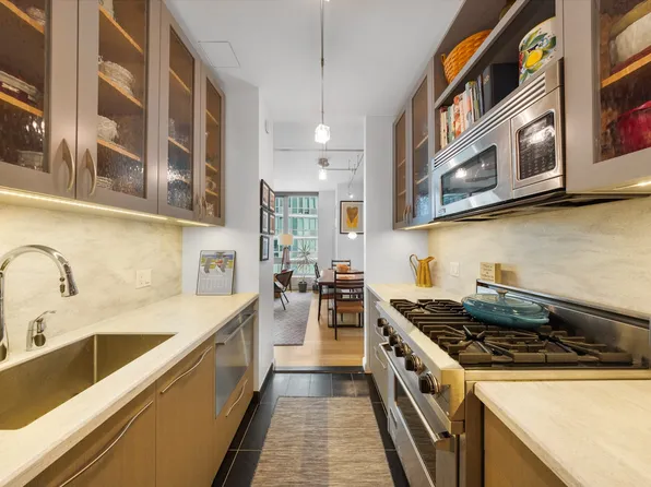 46-30 Center Boulevard image 8 of 31