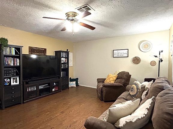4th image of 4721 Newport Dr
