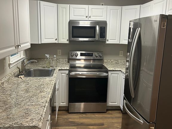 3rd image of 22 Oakmount Dr