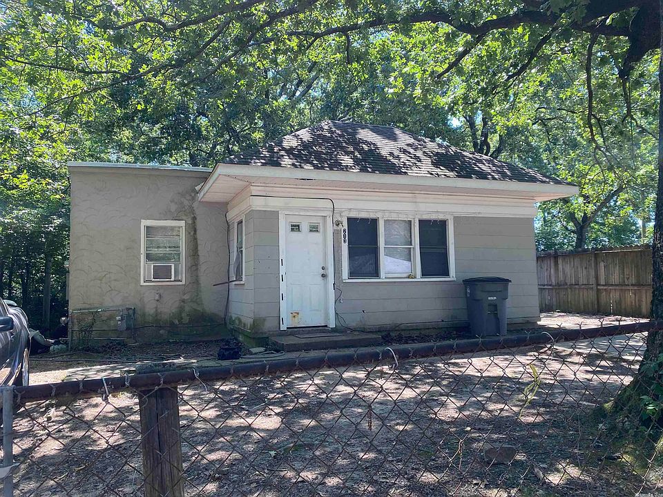 1st image of 213 Pinewood St