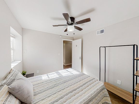 5th image of 526 Village Ln #12957190