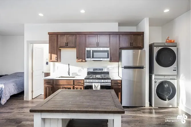 Studio, 614 sqft, $1,350 — Photo 3